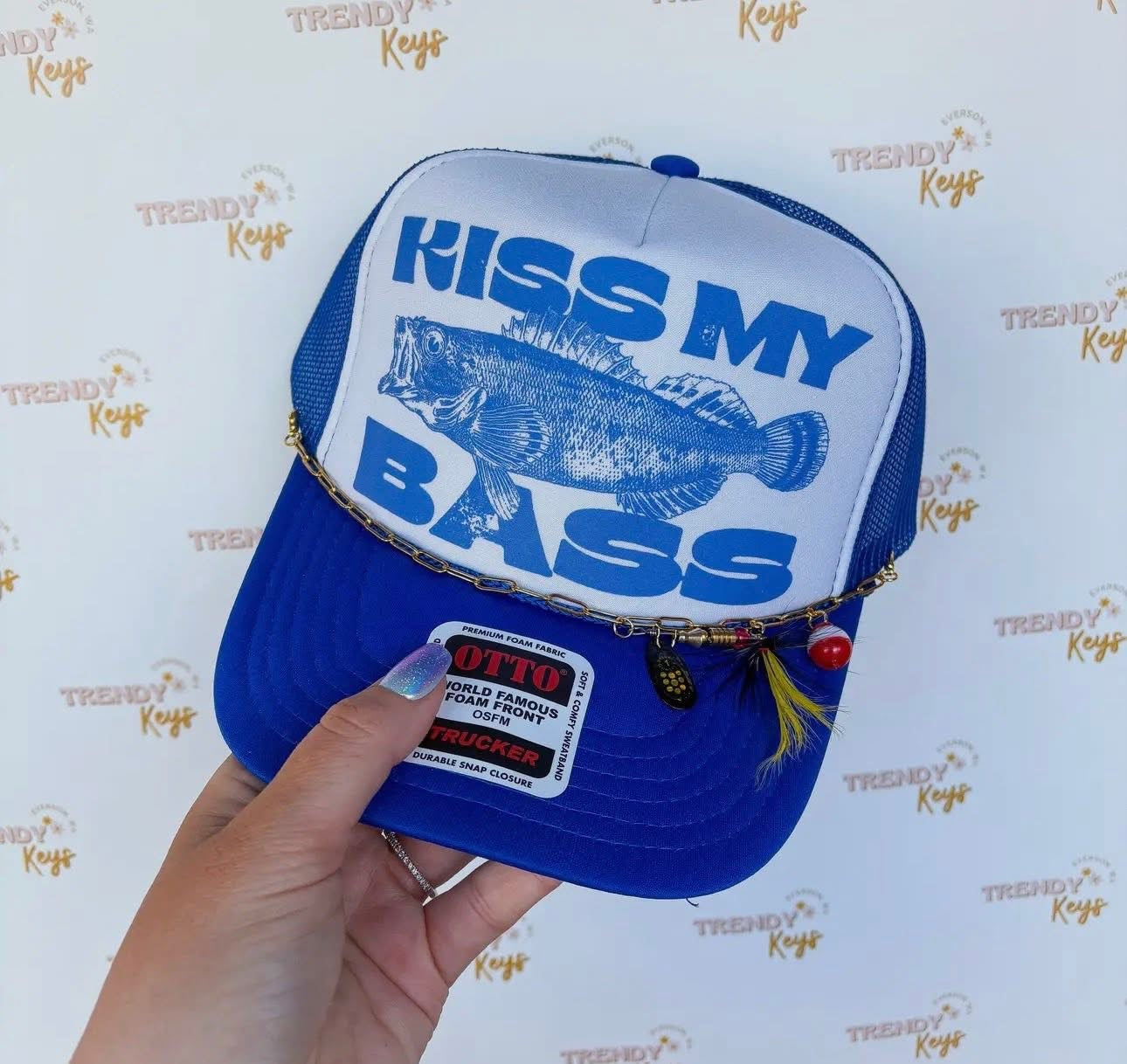 Trucker hat with chain – in stock