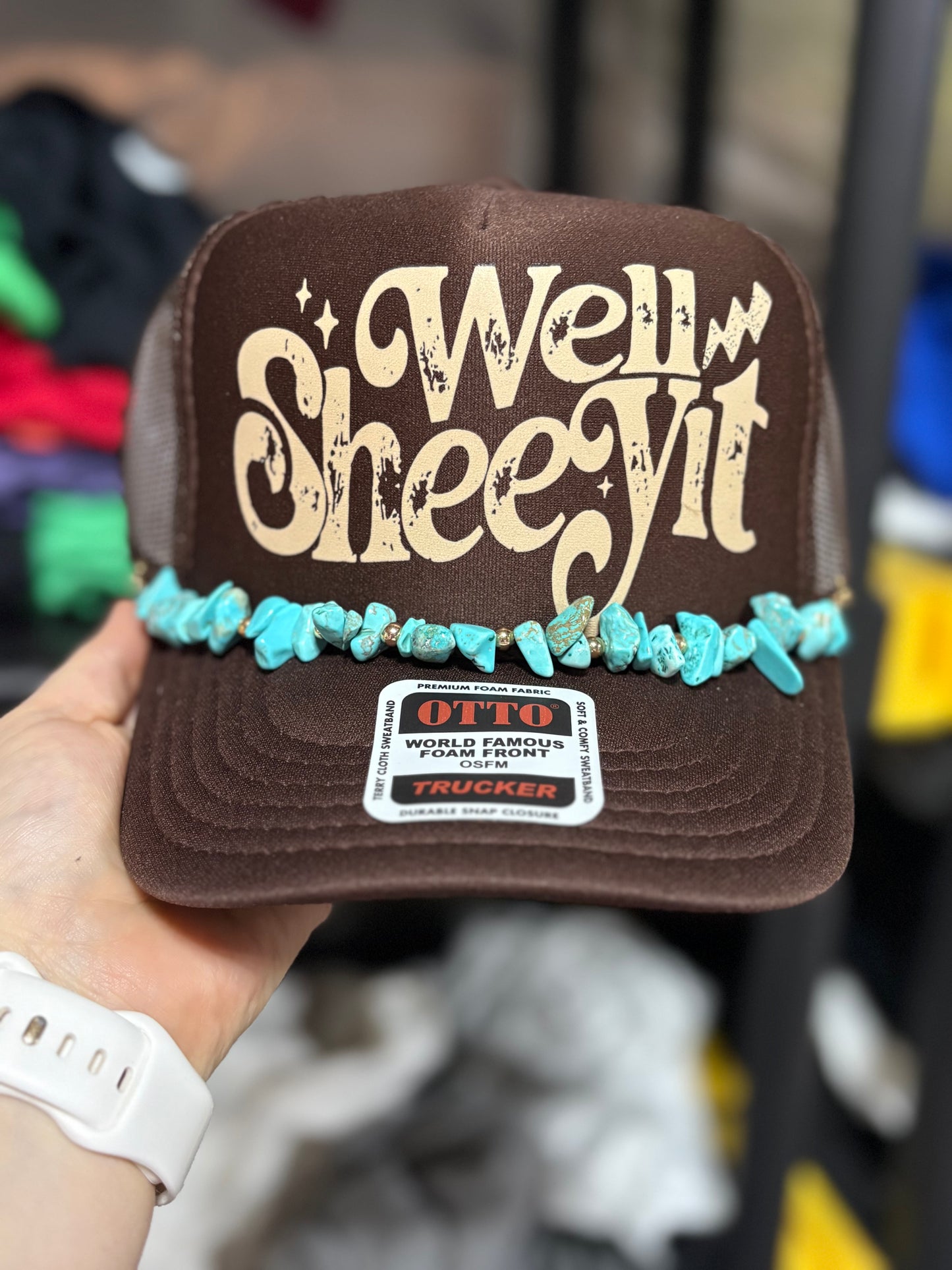 Trucker hat with chain – in stock ￼