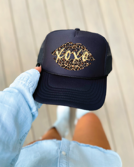 XOXO LEOPARD LIPS - UNISEX BLACK TRUCKER HAT